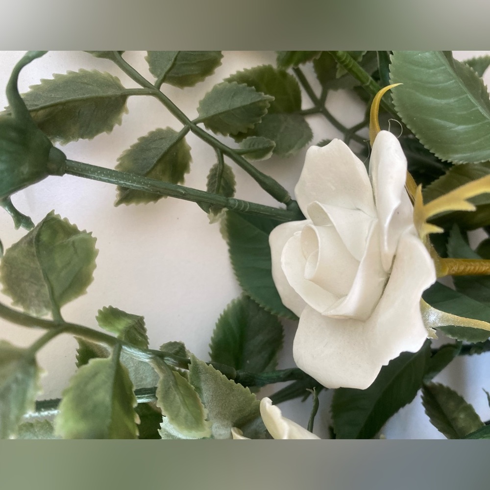 Vintage porcelain white roses / faux flowers - Picture 13 of 15